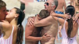 Paolo Bonolis in vacanza al mare con la nuova fidanzata e la famiglia