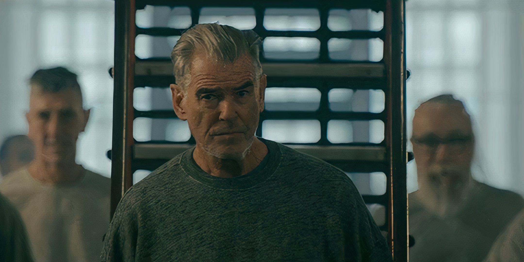 Conrad festeggiato in prigione: il legame con un classico di 56 anni fa in mobland stagione 1 episodio 10 Conrad festeggiato in prigione: il legame con un classico di 56 anni fa in mobland stagione 1 episodio 10
