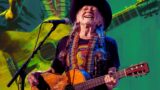 Standing ovation di otto minuti per willie nelson: cosa è davvero successo al outlaw music festival