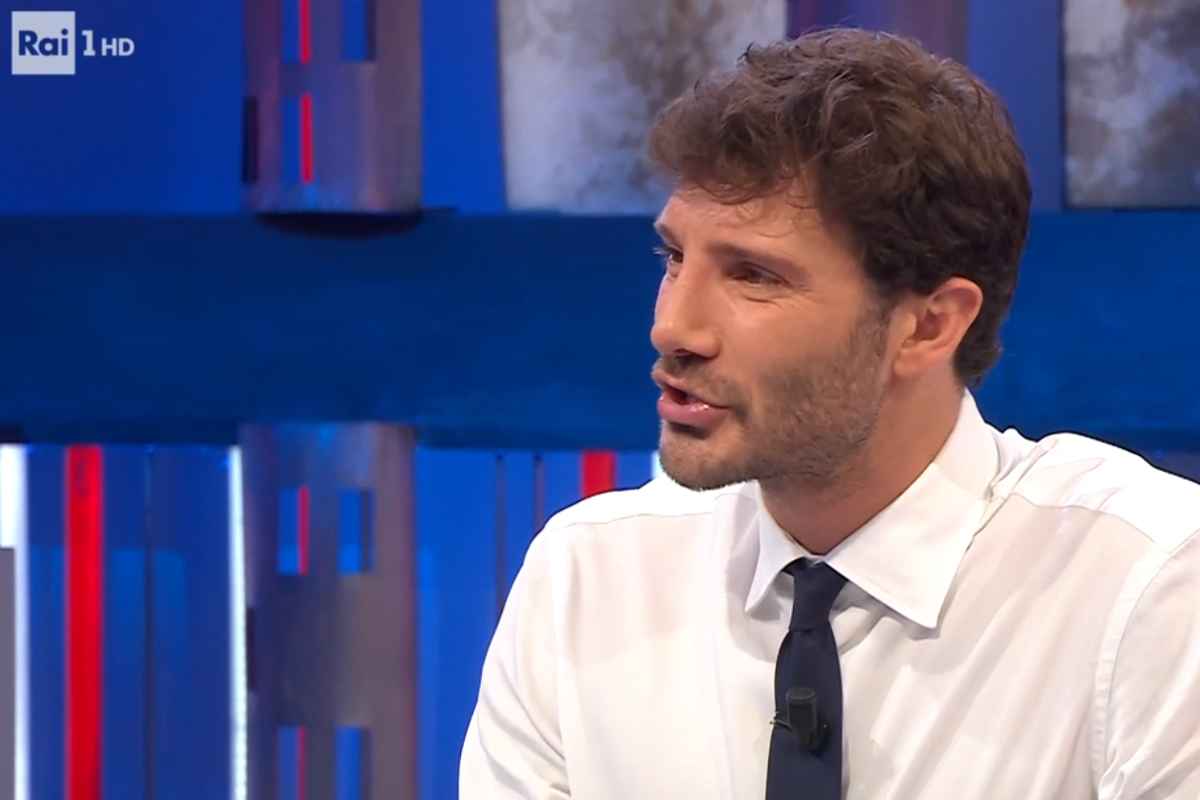 Affari Tuoi, la sorprendente reazione di Stefano De Martino in diretta Affari Tuoi, la sorprendente reazione di Stefano De Martino in diretta