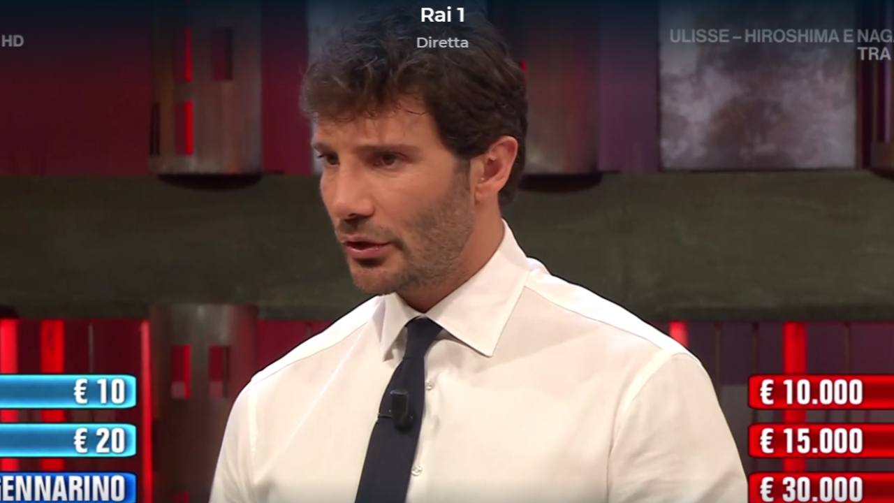 Affari tuoi non va in onda: il motivo dello stop di Stefano De Martino Affari tuoi non va in onda: il motivo dello stop di Stefano De Martino