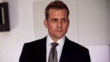 Harvey specter e l’incomprensione dell’adorazione: il lato insicuro del personaggio in suits