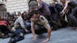 The walking dead ruba il momento migliore da un amato film sugli zombie