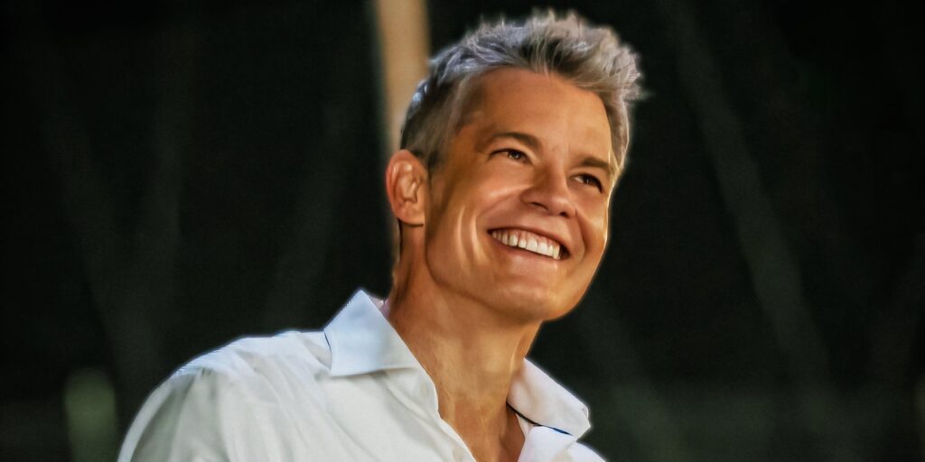 Timothy olyphant e il suo  show su apple tv+ è esilarante, ma la serie su netflix lo supera