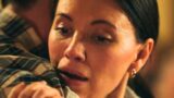 Kate ricorda il rapimento dagli extraterrestri in resident alien stagione 4, episodio 3