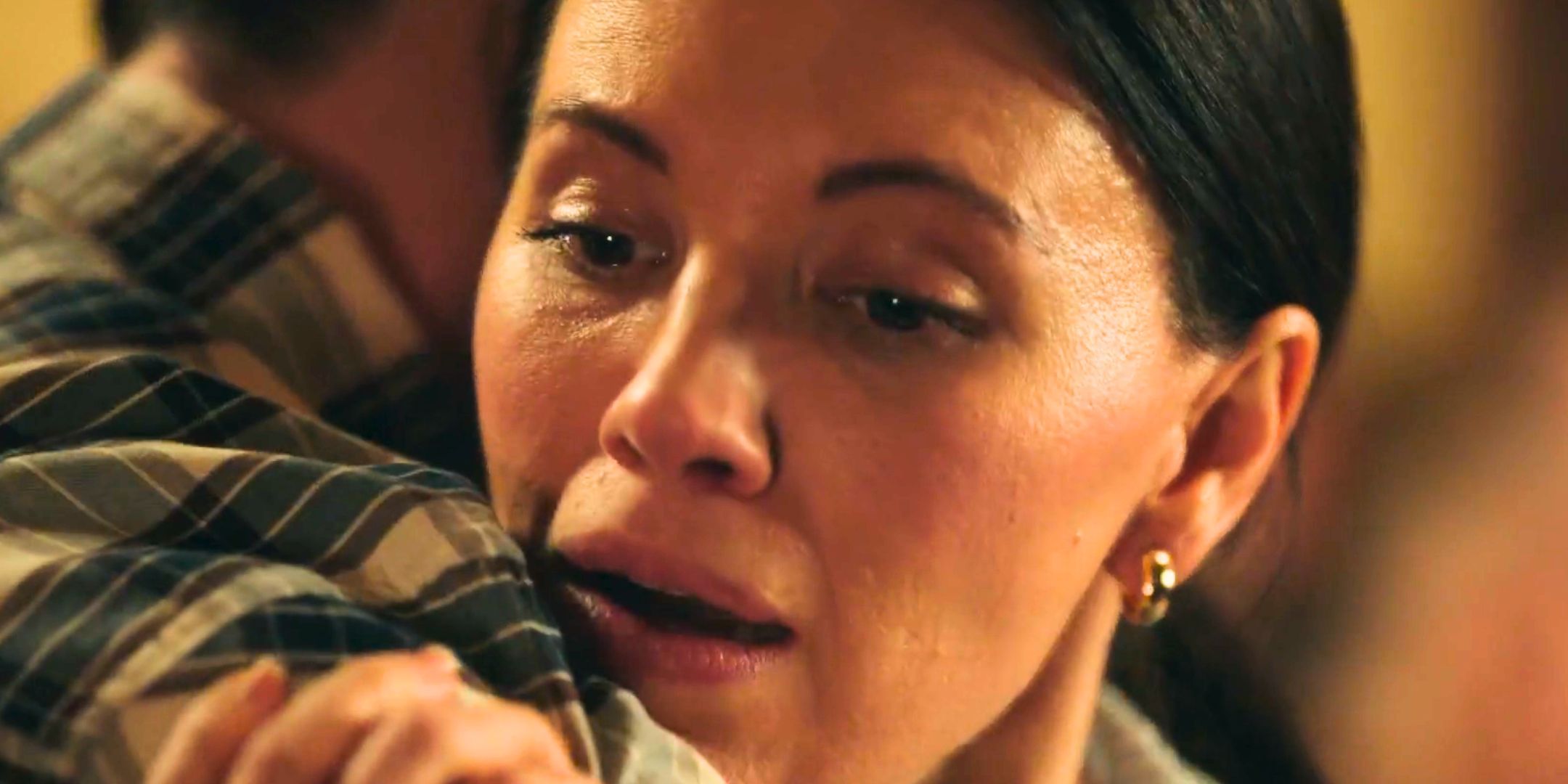 Kate ricorda il rapimento dagli extraterrestri in resident alien stagione 4, episodio 3 Kate ricorda il rapimento dagli extraterrestri in resident alien stagione 4, episodio 3