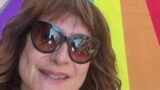 Luxuria festeggia 60 anni con un vestito spettacolare e tanti dettagli sorprendenti