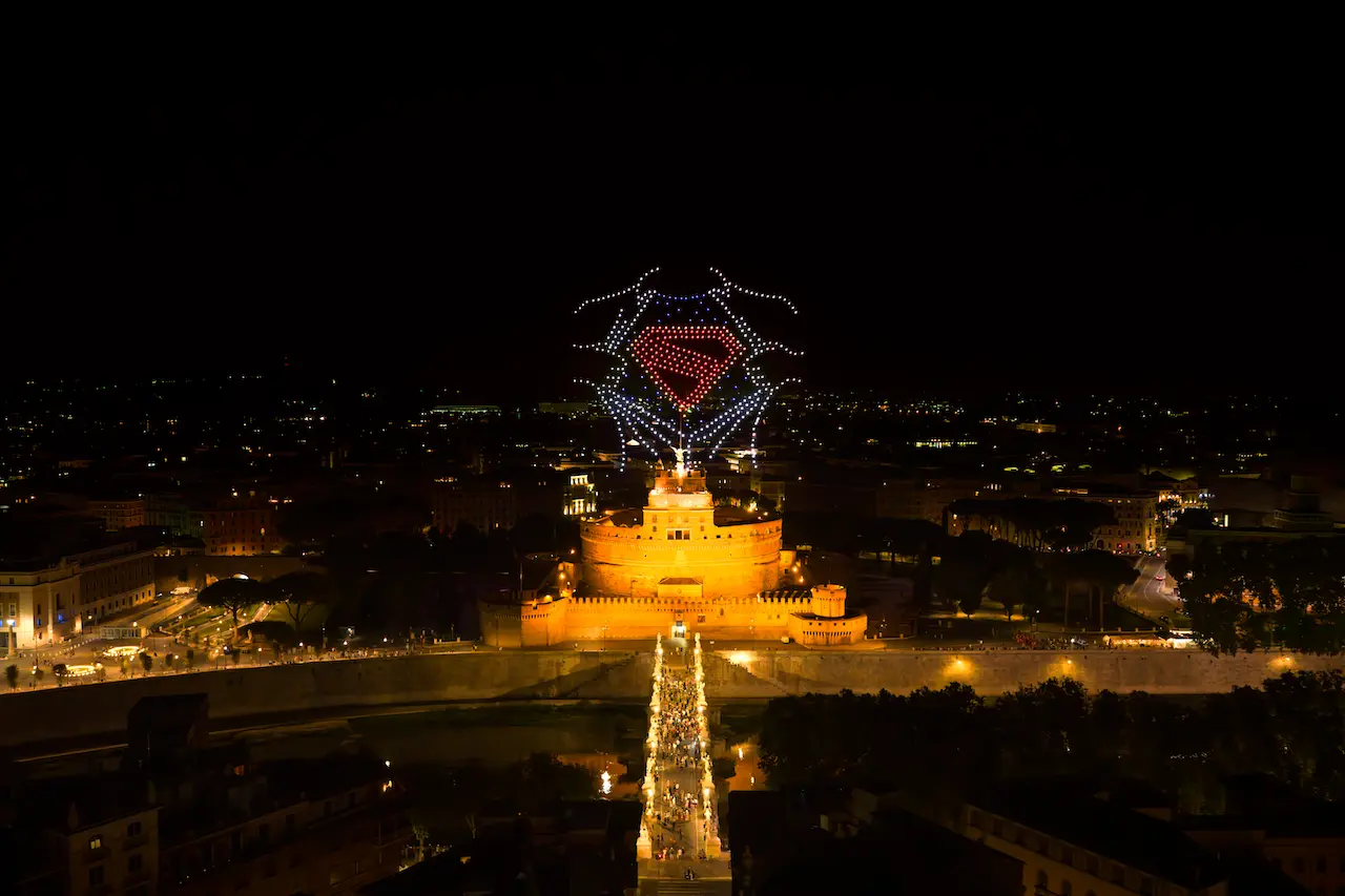Drone show di superman nel cielo di roma: guarda le foto e il video Drone show di superman nel cielo di roma: guarda le foto e il video