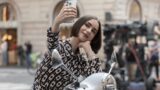 Emily a Venezia: scopri la magia della città tra moda e avventure