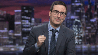 John oliver commenta la cancellazione del late show di stephen colbert