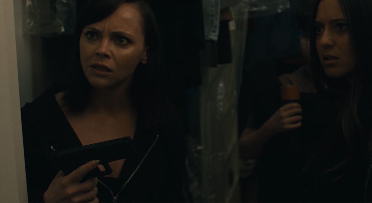 Azione comica con christina ricci e kevin james in guns up Azione comica con christina ricci e kevin james in guns up