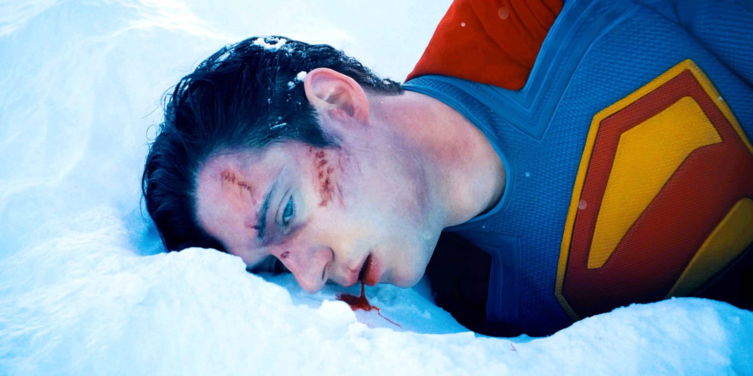 Superman sanguina: la spiegazione di james gunn e confronto dei poteri con altre versioni