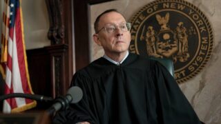 Elsbeth villain continua a seminare caos nella terza stagione, avvertimenti dal showrunner