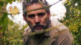 Rick grimes ti manca? scopri il  ruolo di eric bana nel dramma oscuro di netflix