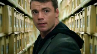 Il ruolo frustrante di the night agent trova riscatto nella nuova serie thriller di netflix