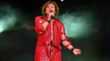 Incidente sul palco per cantante italiana, come sta dopo la caduta