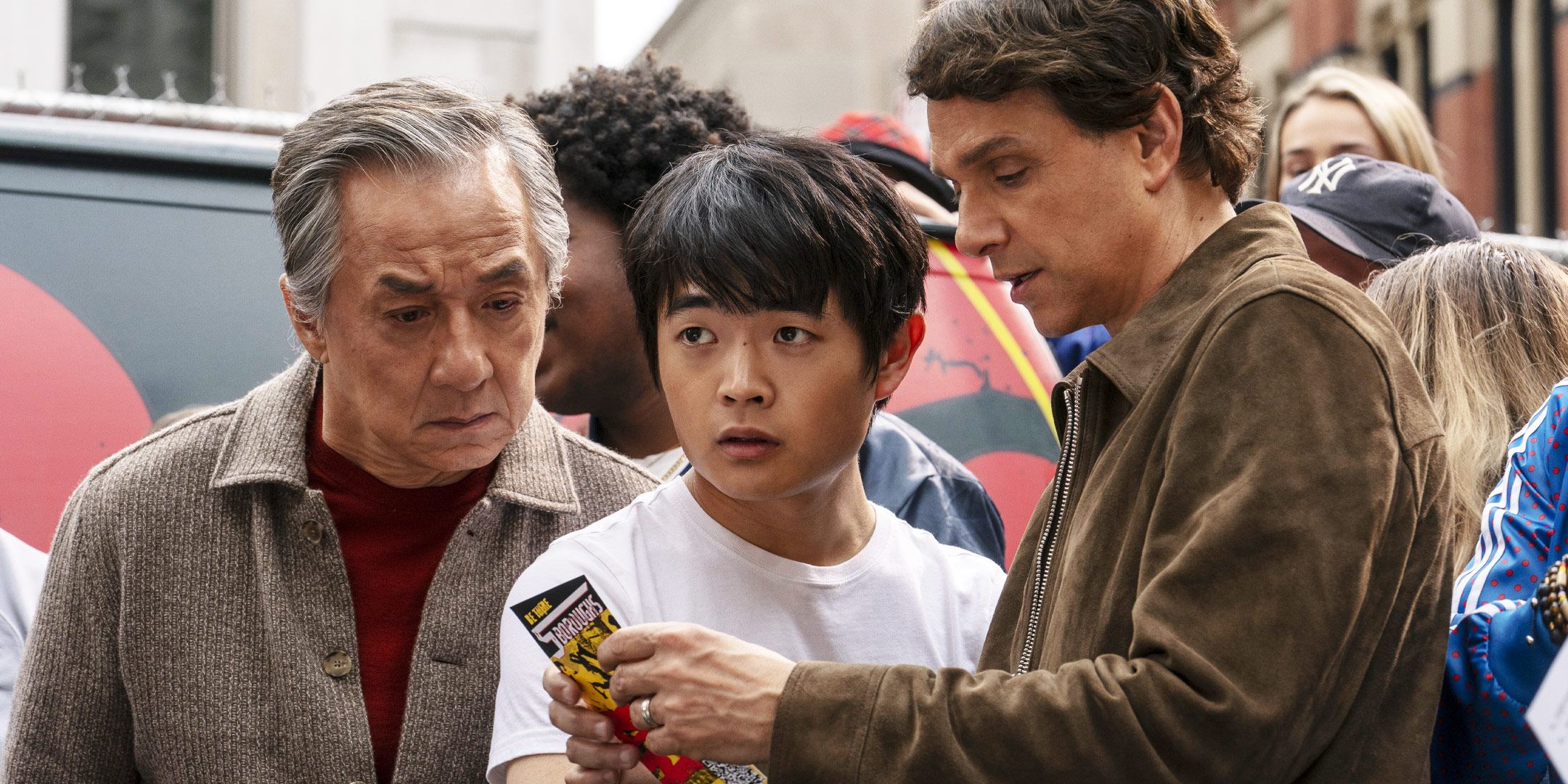 Karate kid: la scena tagliata rivela jackie chan, ralph macchio e ben wang insieme nella pizzeria Karate kid: la scena tagliata rivela jackie chan, ralph macchio e ben wang insieme nella pizzeria