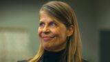 Linda hamilton torna in un  sci-fi su netflix