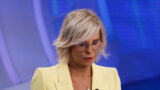 Mediaset modifica un programma di maria de filippi: le reazioni contrastanti