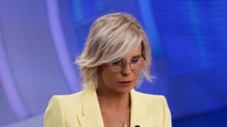 Mediaset modifica un programma di maria de filippi: le reazioni contrastanti