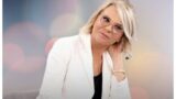 Maria De Filippi in Calabria: costume bianco e foto di relax al mare