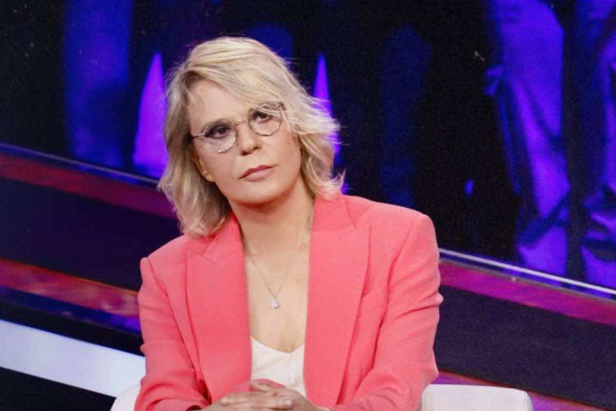 Maria De Filippi nel villaggio dei tentatori: le foto che sorprendono Maria De Filippi nel villaggio dei tentatori: le foto che sorprendono