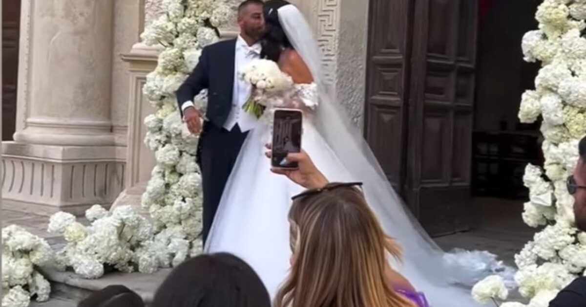 Marito e moglie dopo 15 anni: il famoso italiano celebra le nozze con due figli meravigliosi