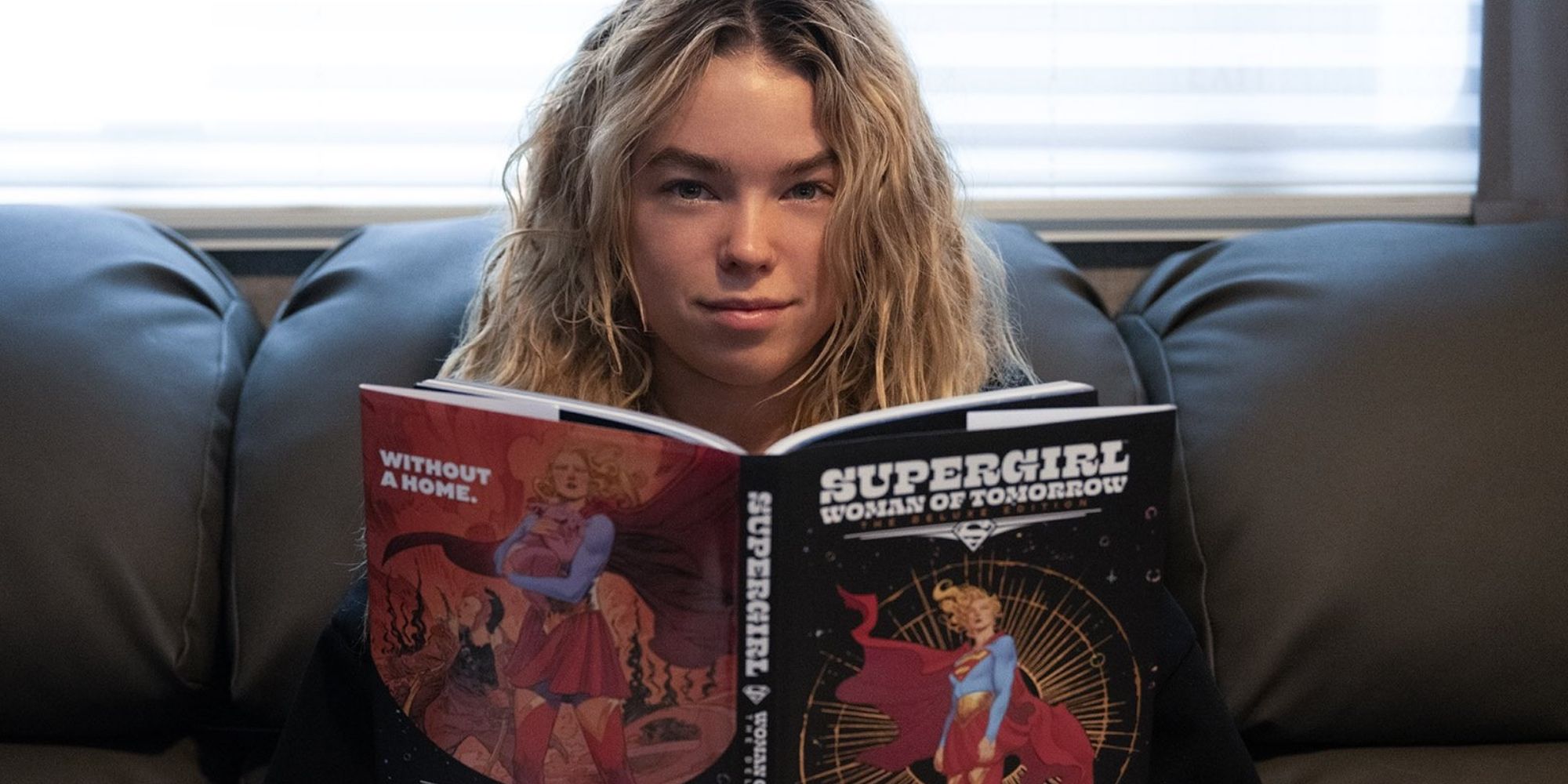 Costume di supergirl: svelate le nuove foto di milly alcock nel suo abito da supereroe Costume di supergirl: svelate le nuove foto di milly alcock nel suo abito da supereroe