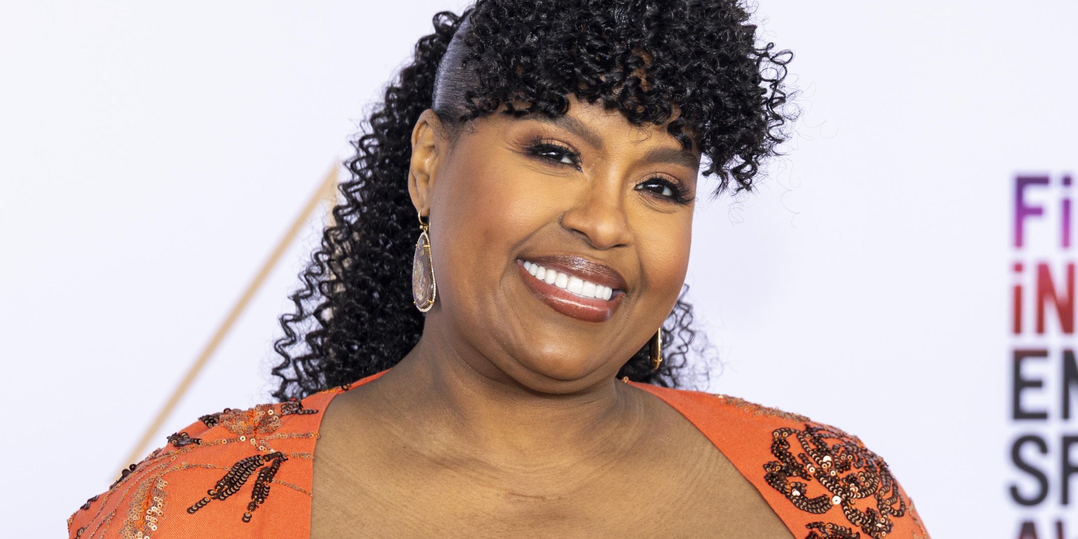 Natasha rothwell in the white lotus: scopri la sua serie comica su hbo con il 97% di voti positivi