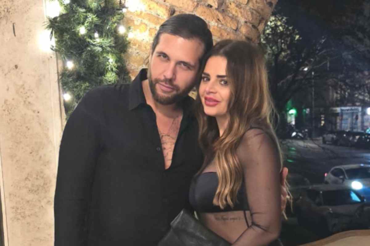 Alessandro chiede la mano di Roberta a Uomini e Donne: la reazione in diretta Instagram Alessandro chiede la mano di Roberta a Uomini e Donne: la reazione in diretta Instagram