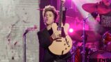 Billie Joe Armstrong allontana un fan dal palco per una ragione esilarante