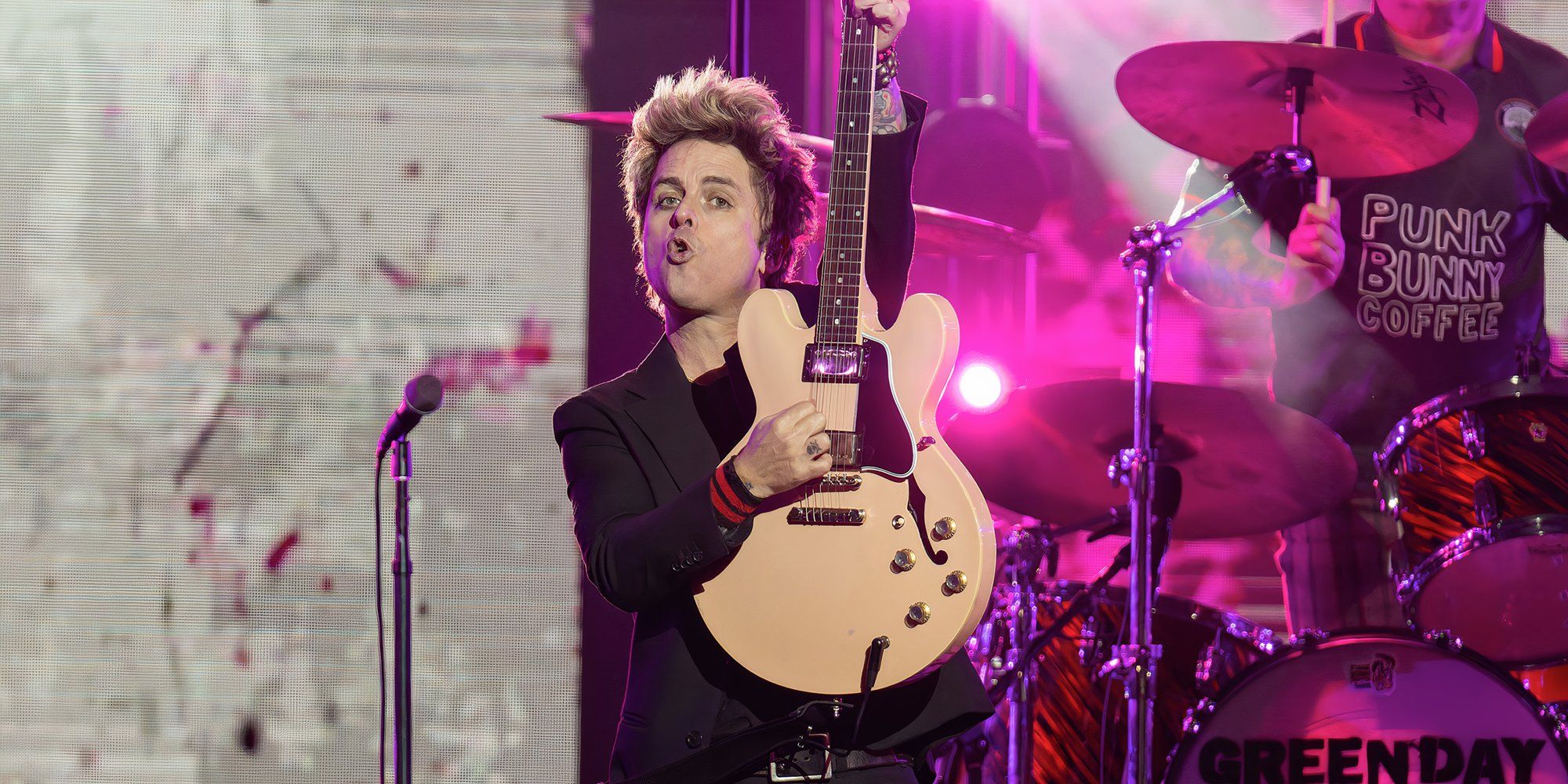 Billie Joe Armstrong allontana un fan dal palco per una ragione esilarante Billie Joe Armstrong allontana un fan dal palco per una ragione esilarante