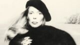 Cantante iconica riporta in vita il suo brano dopo 31 anni in un  stile musicale
