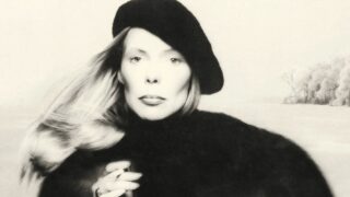 Cantante iconica riporta in vita il suo brano dopo 31 anni in un  stile musicale