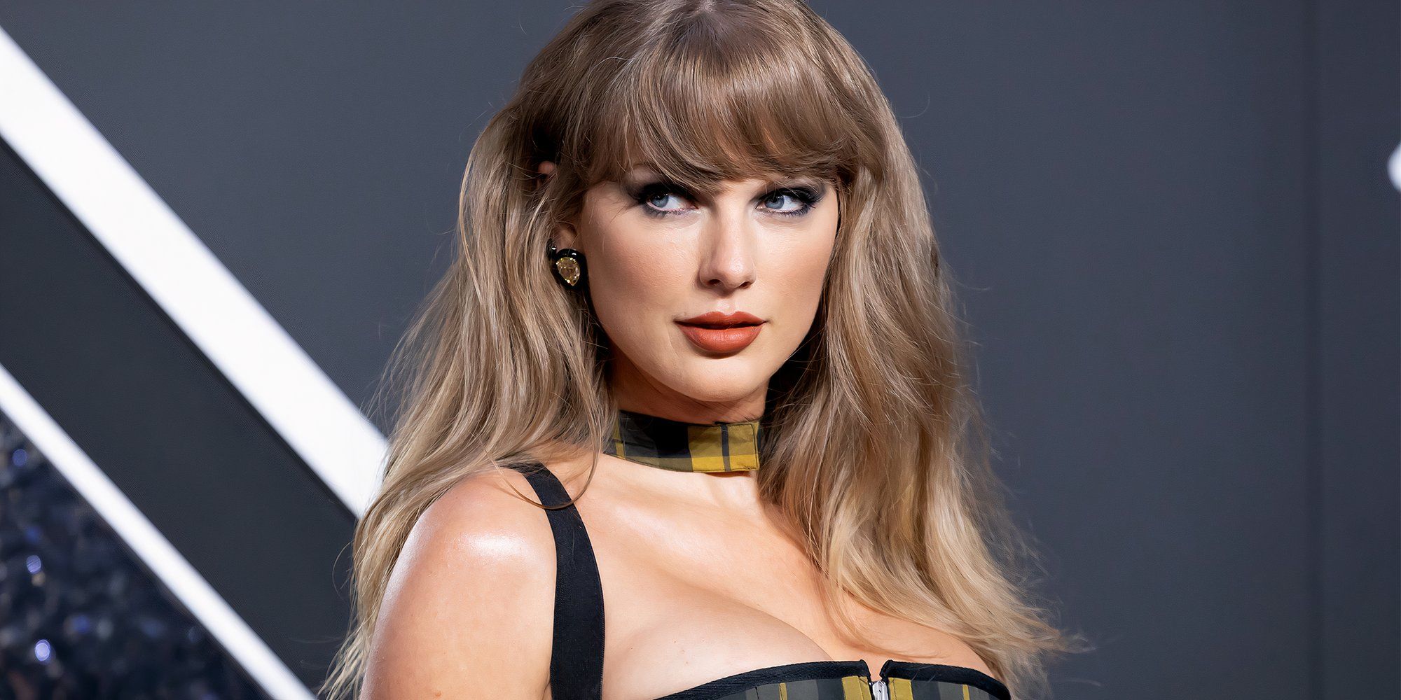 Taylor Swift, il cover a 14 anni che scatena una grande controversia Taylor Swift, il cover a 14 anni che scatena una grande controversia