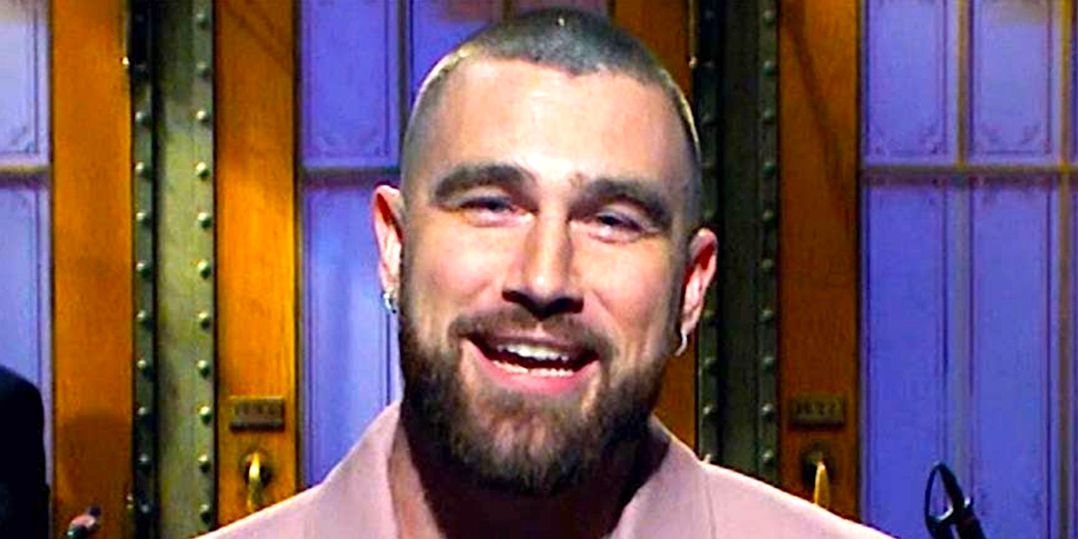 Travis kelce ammette di avere difficoltà a leggere durante il suo debutto a snl