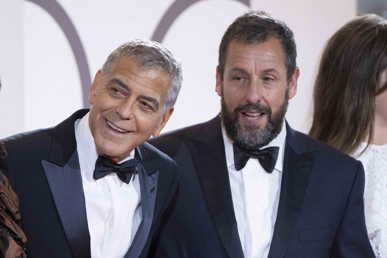 Venezia 82: jay kelly sul red carpet con george clooney, adam sandler e laura dern Venezia 82: jay kelly sul red carpet con george clooney, adam sandler e laura dern