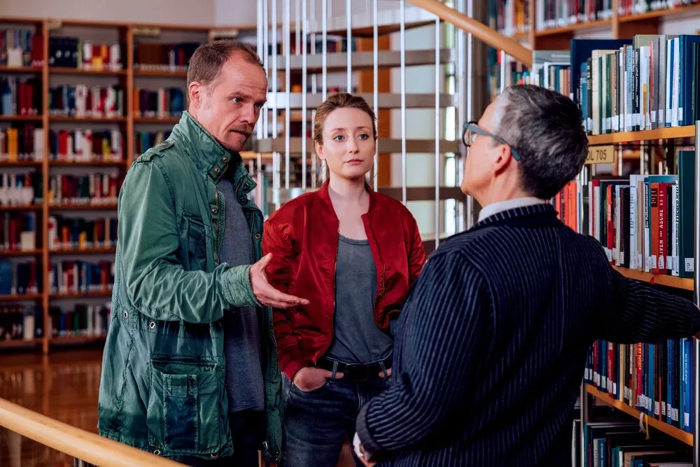 omicidi del lago ombre notturne trama cast e segreti del film su rai 2