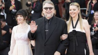 Venezia 82, red carpet di frankenstein con le foto di guillermo del toro