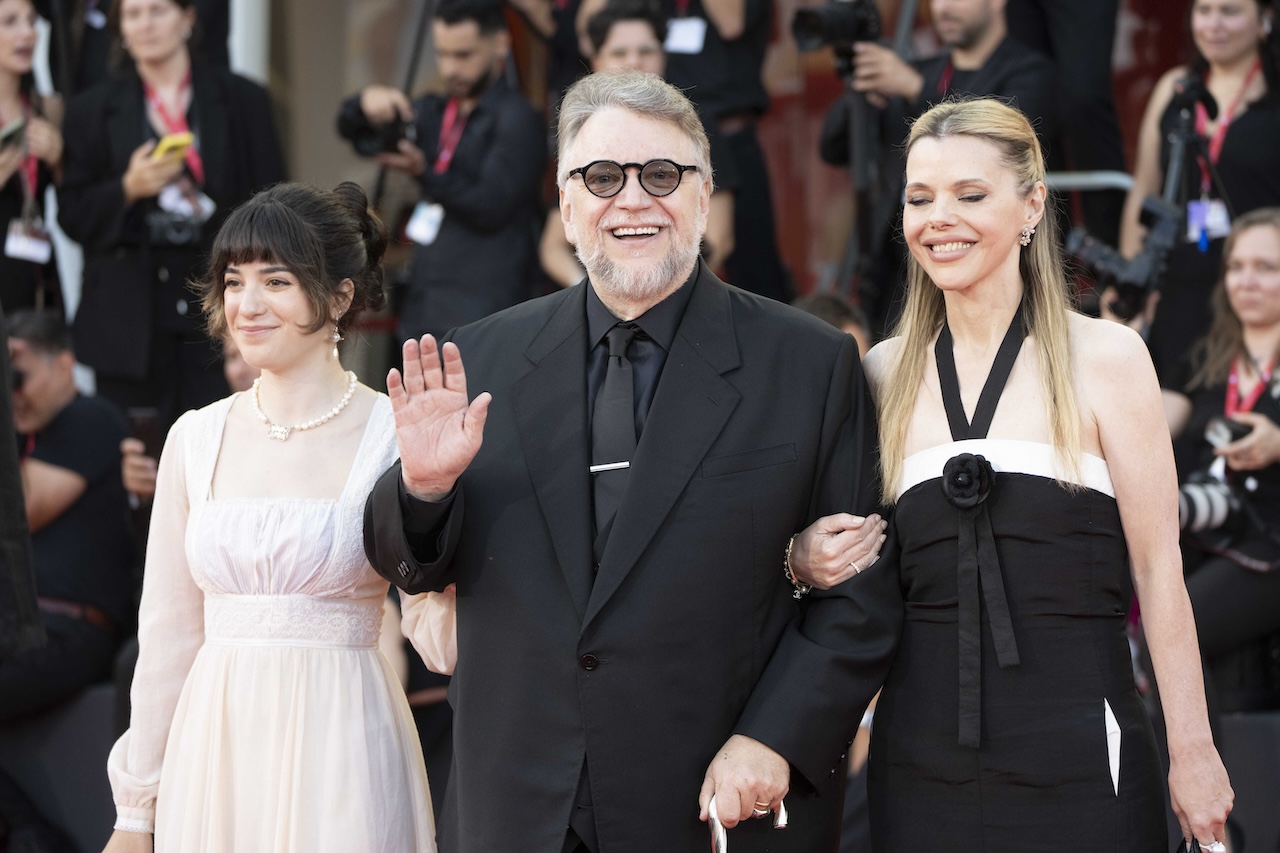 Venezia 82, red carpet di frankenstein con le foto di guillermo del toro Venezia 82, red carpet di frankenstein con le foto di guillermo del toro