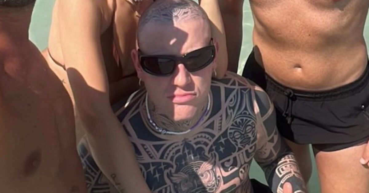Trasformazione shock dell’ex volto di canale 5: look irriconoscibile e tatuaggi a sorpresa