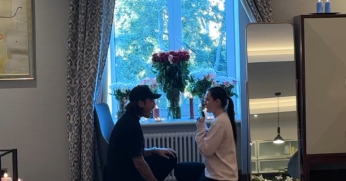 Proposta di matrimonio romantica della vip al fidanzato famoso Proposta di matrimonio romantica della vip al fidanzato famoso