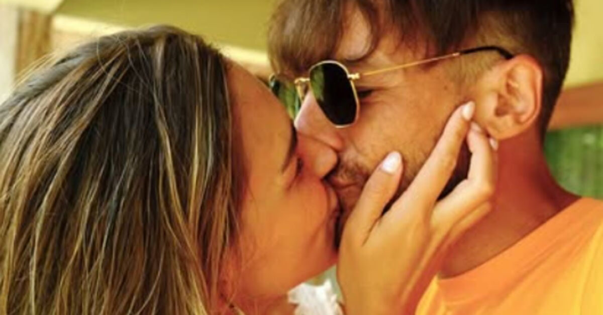 Cantante e conduttrice ufficializzano la loro relazione amorosa