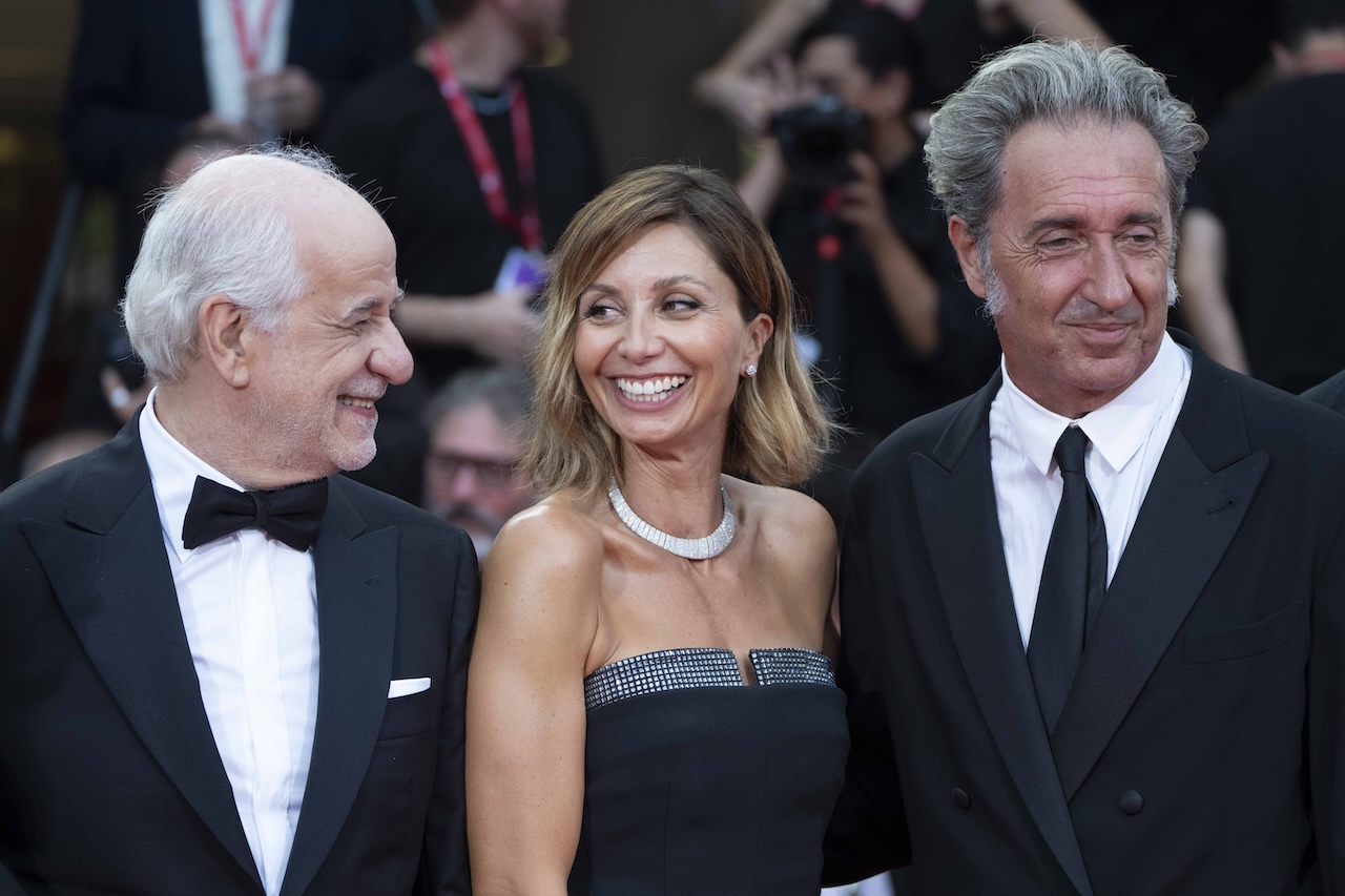 Venezia 82: la grazia di Paolo Sorrentino sotto il red carpet d’apertura Venezia 82: la grazia di Paolo Sorrentino sotto il red carpet d’apertura