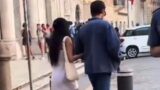 Coppia innamorata: il cantante e l’attrice avvistati mano nella mano