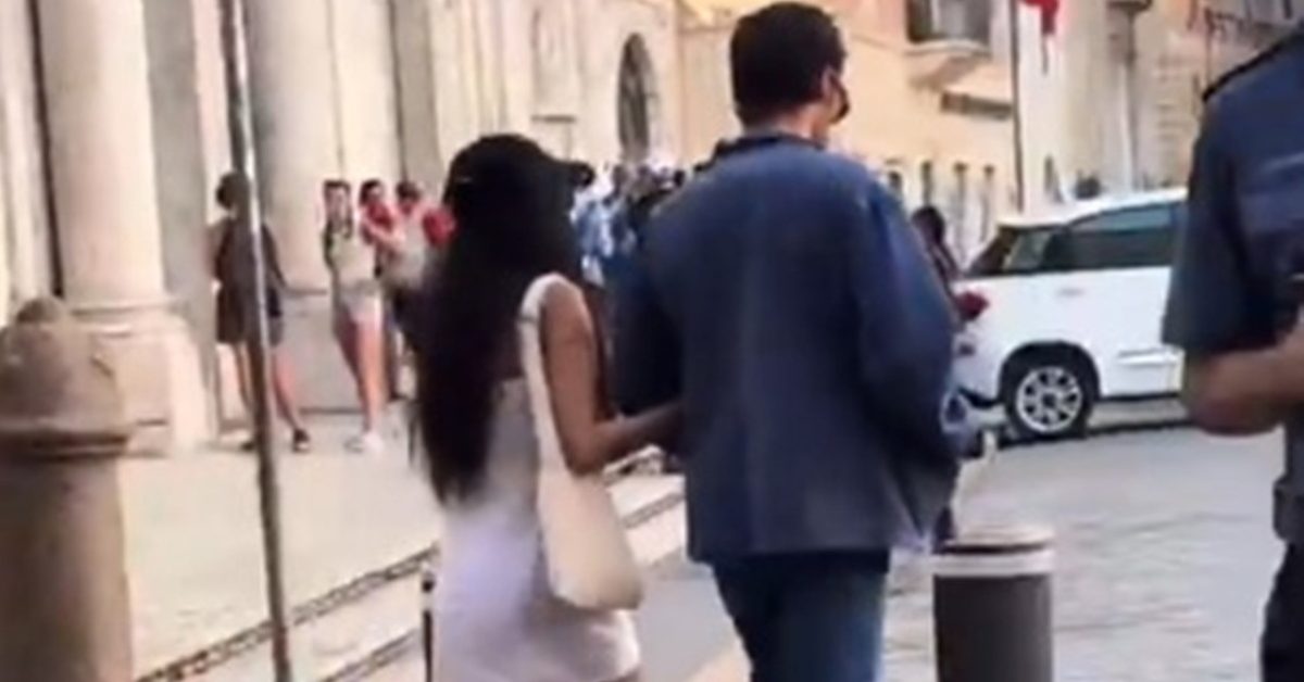 Coppia innamorata: il cantante e l’attrice avvistati mano nella mano Coppia innamorata: il cantante e l’attrice avvistati mano nella mano