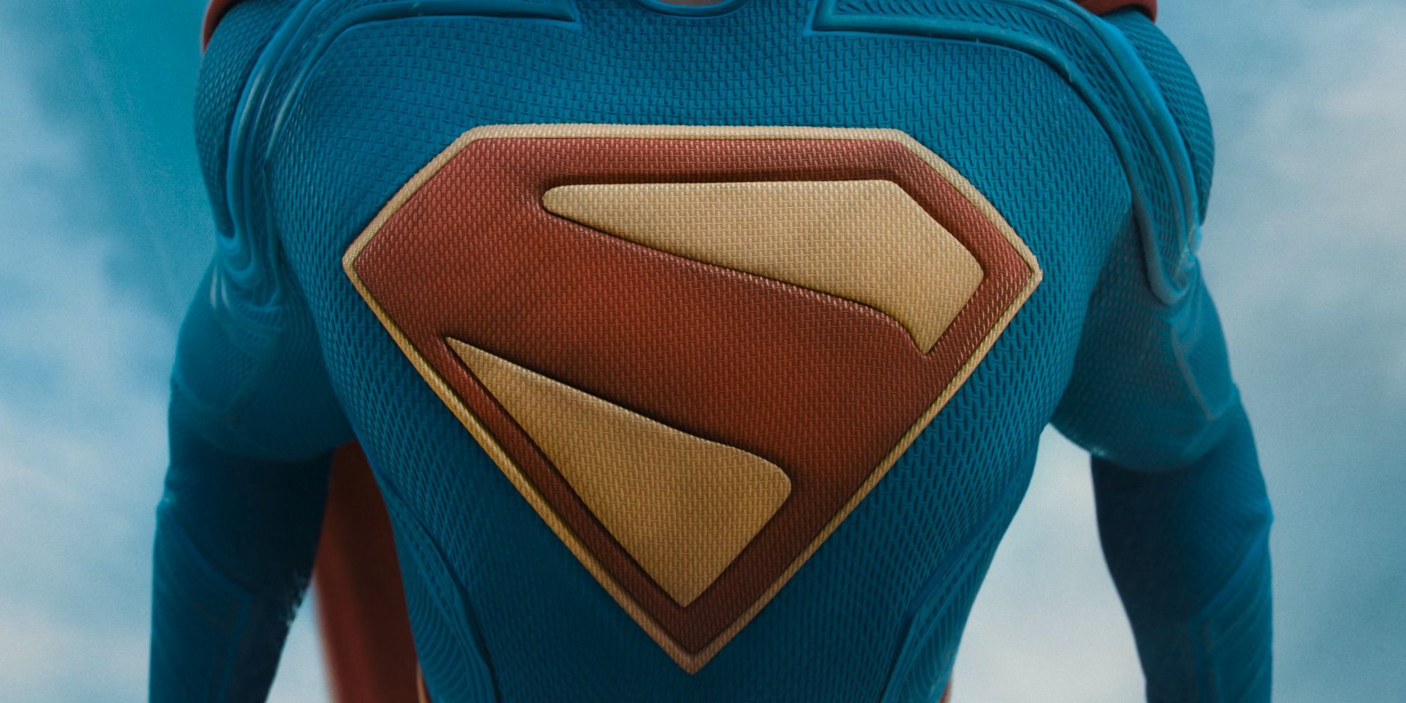 Costume brillante di superman come chiave per il rilancio del dcu