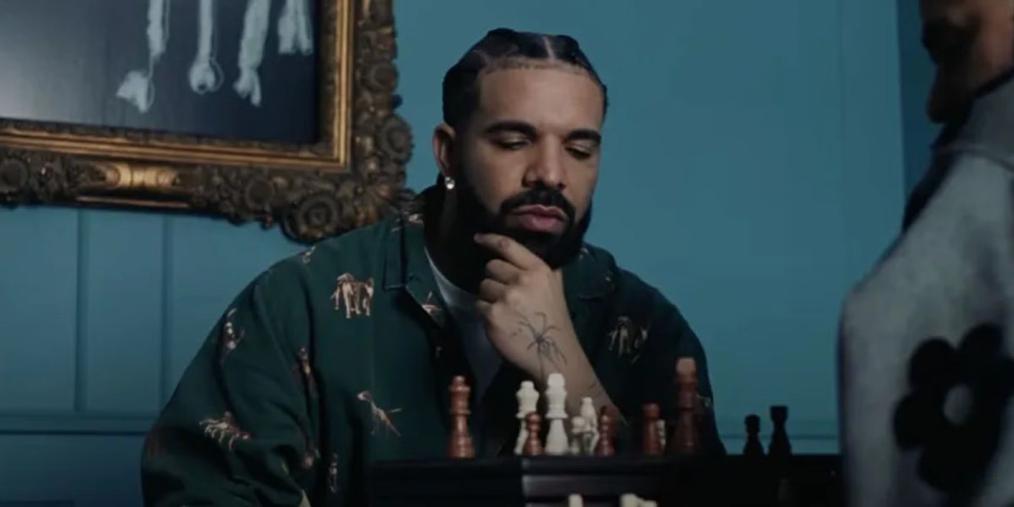 Drake aggiunge il pendente di tupac alla sua collezione di memorabilia Drake aggiunge il pendente di tupac alla sua collezione di memorabilia