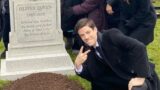 Grant gustin reagisce al meme virale della lapide dell’arrowverse