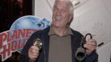 Citazioni divertenti di leslie nielsen: le migliori frasi da airplane! e la pistola nuda